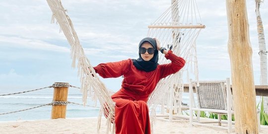 Nikmati Alam, Ini 4 Gaya Stylish Arida Nuraini 'Suara Hati Istri' saat Berlibur