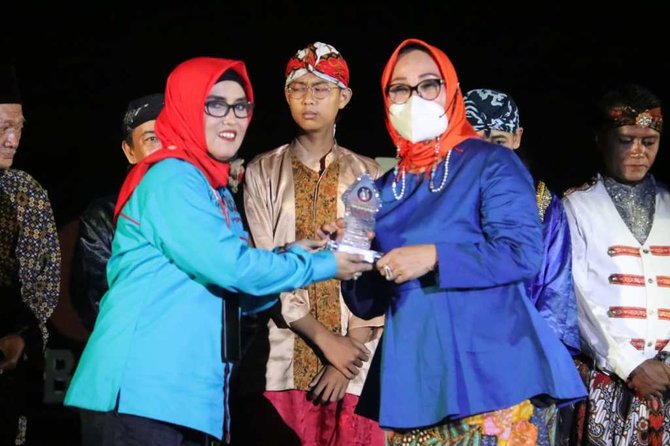 wakil wali kota cirebon eti herawati menghadiri kegiatan budaya