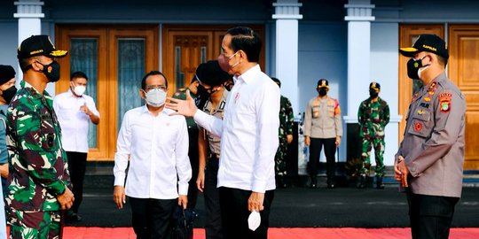 Jokowi Terbang ke Kalimantan Utara, Tanam Mangrove hingga Tinjau Vaksinasi