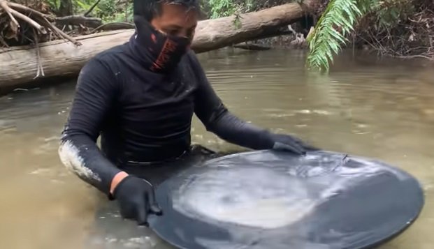 pria ini sangat bahagia saat mendulang dipinggir sungai menemukan butiran emas