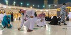 Momen Pencopotan Tanda Jaga Jarak di Masjidil Haram