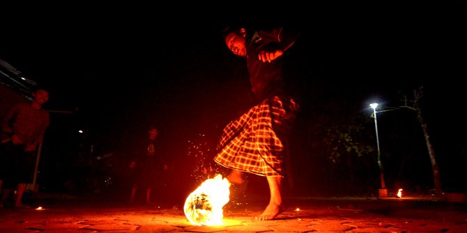 Sepak Bola Api, Permainan Tradisional Indonesia yang Menguji Nyali