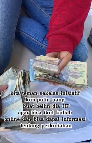 tangis haru pria dibelikan hp teman seangkatanselama ini tak bisa ikut kuliah online