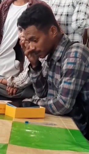 tangis haru pria dibelikan hp teman seangkatanselama ini tak bisa ikut kuliah online