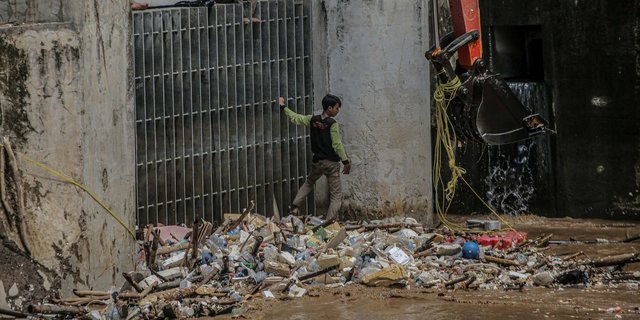 Cara DKI Latih Pembersih Sampah di Pintu Air Cegah Banjir: Ala Pemanjat Tebing