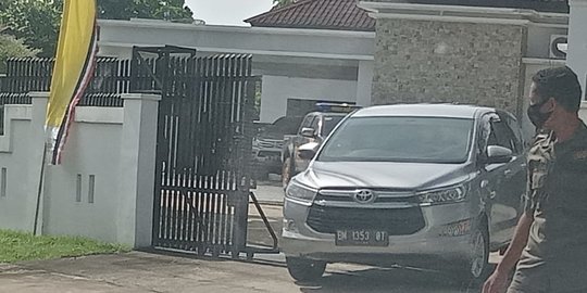 KPK Geledah Kantor dan Rumah Bupati Kuansing Andi Putra