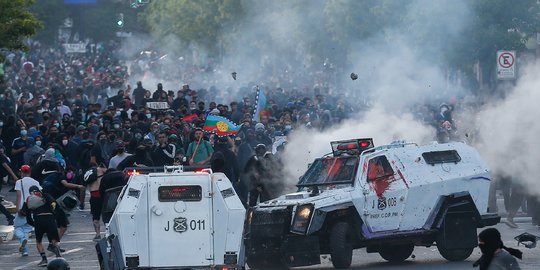 Bentrok Warnai Peringatan Dua Tahun Protes Antipemerintah Chile