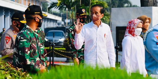 SMRC: 56,2% Masyarakat Percaya Jokowi Mampu Bawa Indonesia Keluar dari Krisis