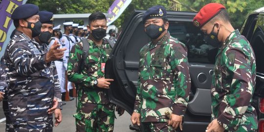 Kasal Sematkan Brevet Kehormatan TNI AL ke Panglima Marsekal Hadi
