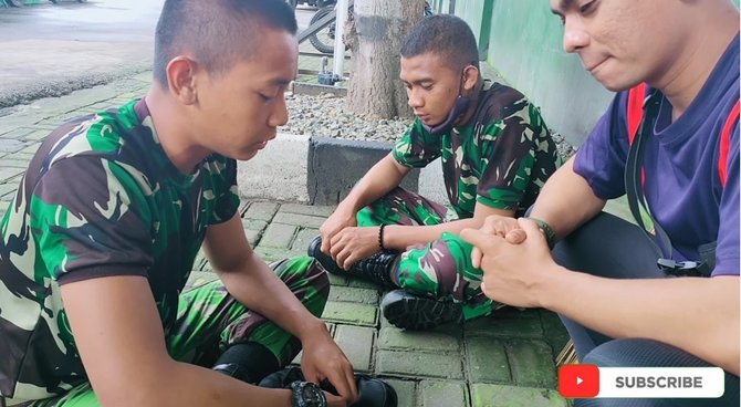 prajurit tni ini mengaji alquran suaranya merdu sekali