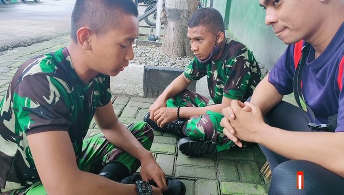 prajurit tni ini mengaji alquran suaranya merdu sekali