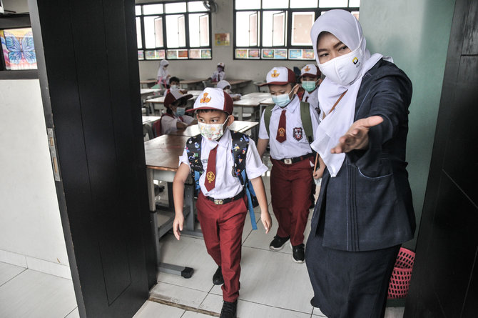 murid kelas 1 sd ikuti pembelajaran tatap muka