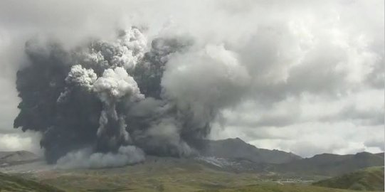 Dahsyatnya Letusan Gunung Aso Jepang