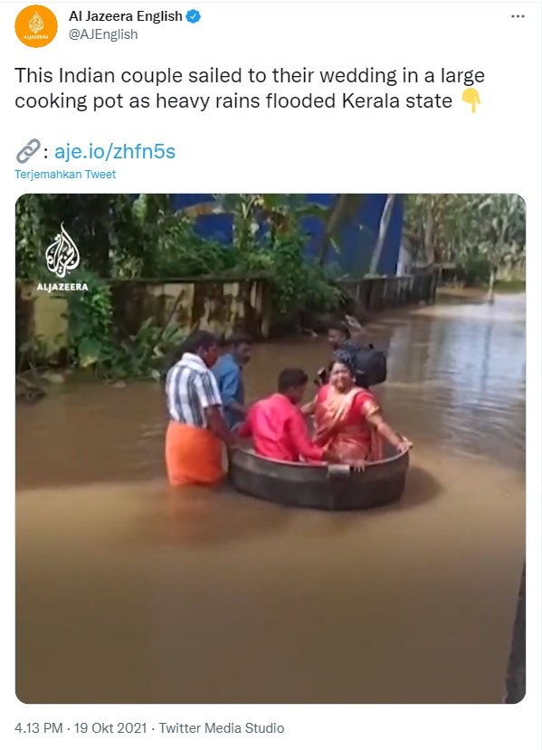 Kota Terendam Banjir Calon Pengantin Ini Datang Ke Lokasi Pernikahan Naik Baskom Halaman 4 Merdeka Com