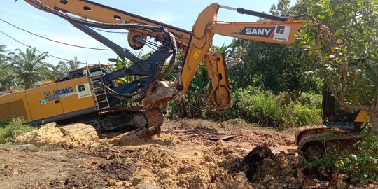 Alat Berat Crane PT Adhy Karya Amblas di Jalan Permukiman Warga