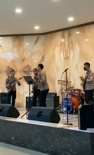 para polisi ini mendadak jadi anak band