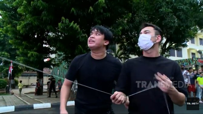 raffi ahmad main layangan di markas brimob