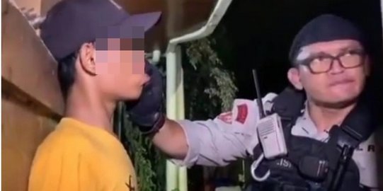 Gaya Polisi Ambarita yang Viral, Bersihkan Komedo & Comot Bibir Pelajar Mau Tawuran