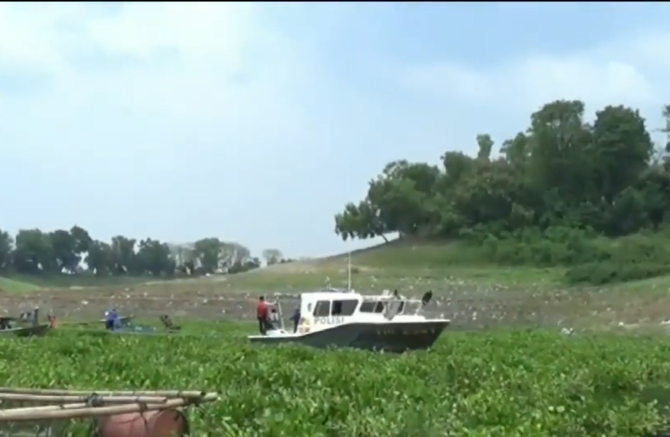 petani ikan di waduk jatiluhur purwakarta terjebak eceng gondok