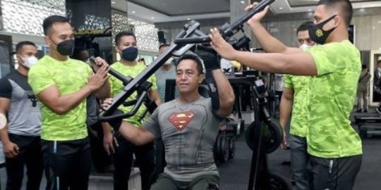 Ekspresi Kasad Jenderal TNI Andika Jadi Sorotan saat Fitnes, Dikawal Ketat Anggota