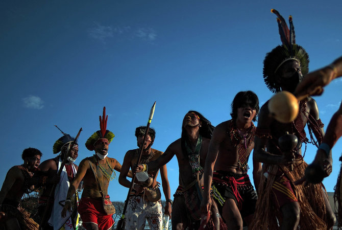 aksi protes masyarakat adat brasil untuk pertahankan tanah leluhur
