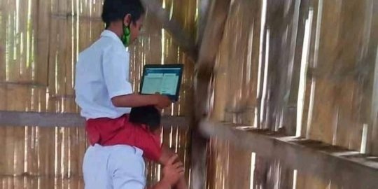 Cari Sinyal Demi Ikut Ujian, Potret Guru Gendong Murid di Bahu Ini Bikin Haru