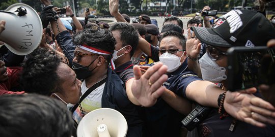 Saling Dorong Mahasiswa dan Polisi Warnai Demo 2 Tahun Jokowi-Ma'ruf