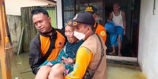 Basarnas Evakuasi Lansia Sakit Terjebak Banjir di Samarinda