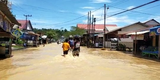 Basarnas Evakuasi Lansia dari Lokasi Banjir Samarinda