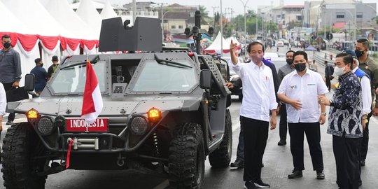 Jokowi dan Erick Thohir Jajal Jembatan Sei Alalak Kalsel Naik Rantis Paspampres