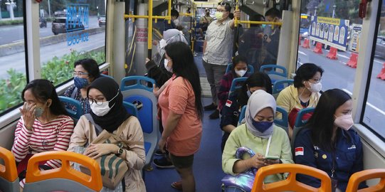 Suasana Transjakarta Saat Pemberlakuan Kapasitas Penumpang 100 Persen