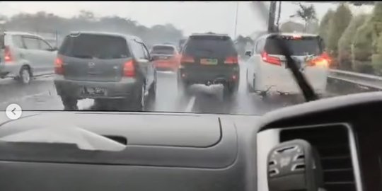 Mobil Dinas Perwira TNI 'Obrak Abrik' Kemacetan di Tol, Ternyata Bantu Ambulans Lewat