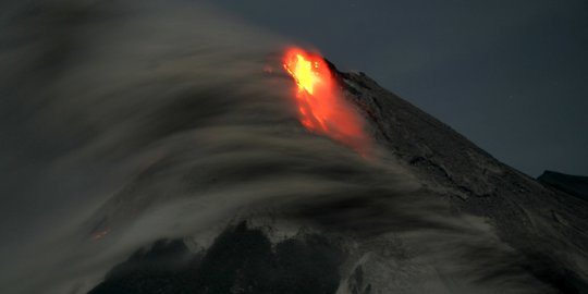 Gunung Merapi Luncurkan Lava Pijar Hingga 1,8 Kilometer