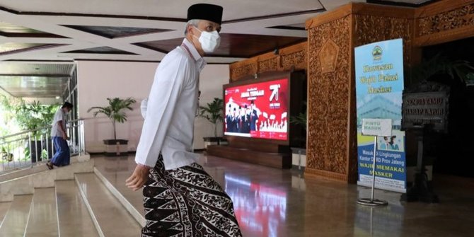 Rayakan Hari Santri Nasional, Ganjar & ASN Jawa Tengah "Ngantor" Pakai Sarung