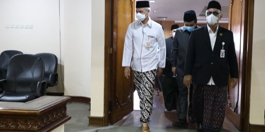 Peringati Hari Santri, Ganjar dan Seluruh Pegawai Pemprov Jateng Ngantor Sarungan