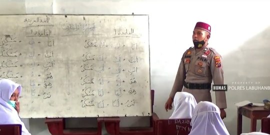 Polisi di Labuhanbatu Ini Bantu Mengajar Bahasa Arab di Pesantren, Tuai Pujian