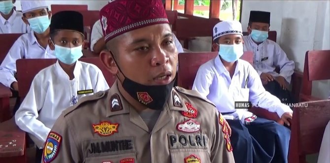 polisi di labuhanbatu ini bantu mengajar bahasa arab di pesantren tuai pujian