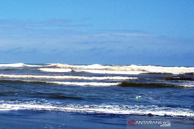 gelombang tinggi di perairan selatan kabupaten cilacap jawa tengah