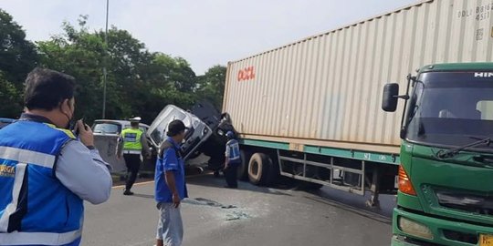 Tak Kuat Menanjak, Truk Kontainer Mundur dan Gencet 2 Mobil di Tol Semarang