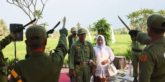 Bukan Main Pernikahan Hansip Sahabat Karib Anggota DPR, Ada Upacara Golok Pora