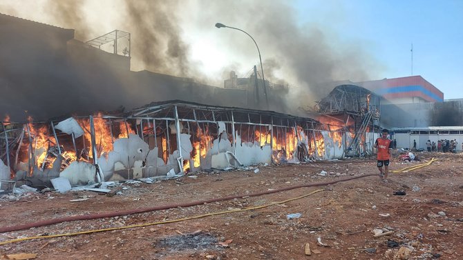 kebakaran di pasar peta selatan kalideres