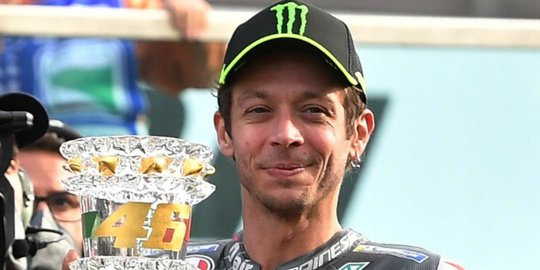 Ekspresi Valentino Rossi Terima Penghargaan Prestasi Seumur Hidup