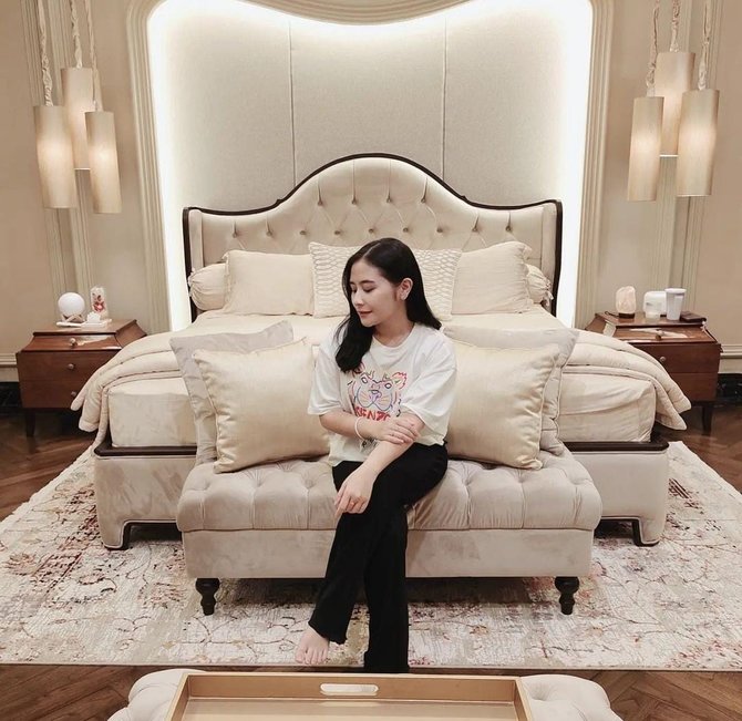 potret kamar prilly latuconsina yang luas dan super nyaman bagai di hotel bintang 5