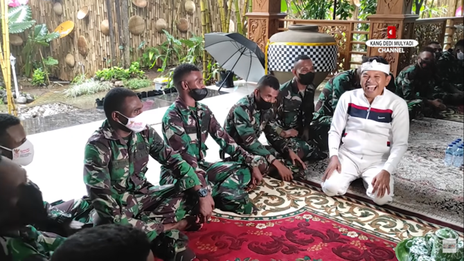 tni jatuh hati pada pelayan indomaret dedi akan bantu biaya