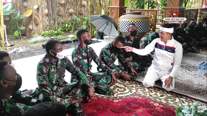 tni jatuh hati pada pelayan indomaret dedi akan bantu biaya