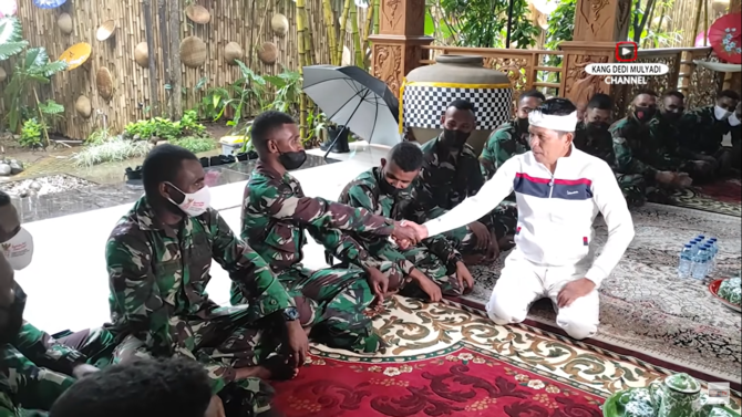 tni jatuh hati pada pelayan indomaret dedi akan bantu biaya