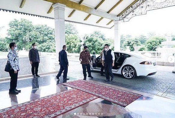 karpet merah di rumah mewah pengusaha abdul latief