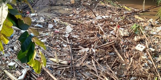 Pencarian Anak Hanyut di Kali Angke Terkendala Tumpukan Sampah