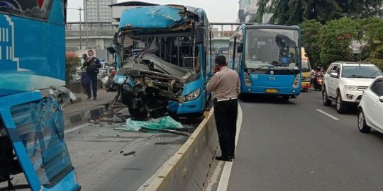 2 Bus Transjakarta Tabrakan Beruntun di Cawang, 1 Orang Meninggal dan Puluhan Luka