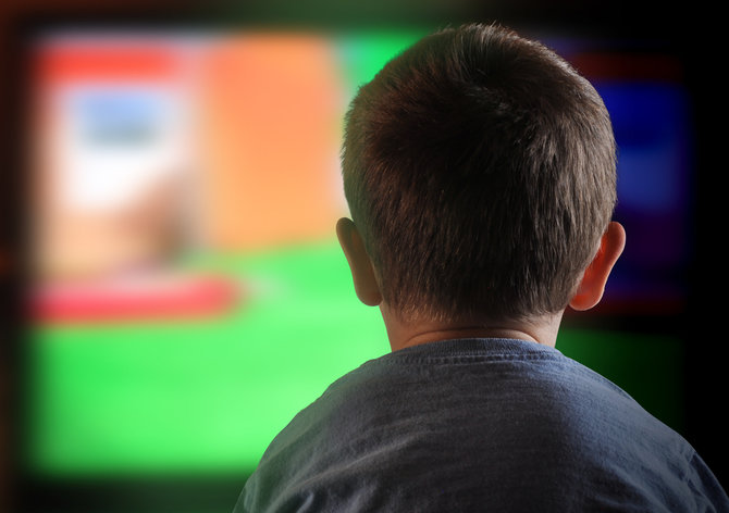 ilustrasi anak nonton tv